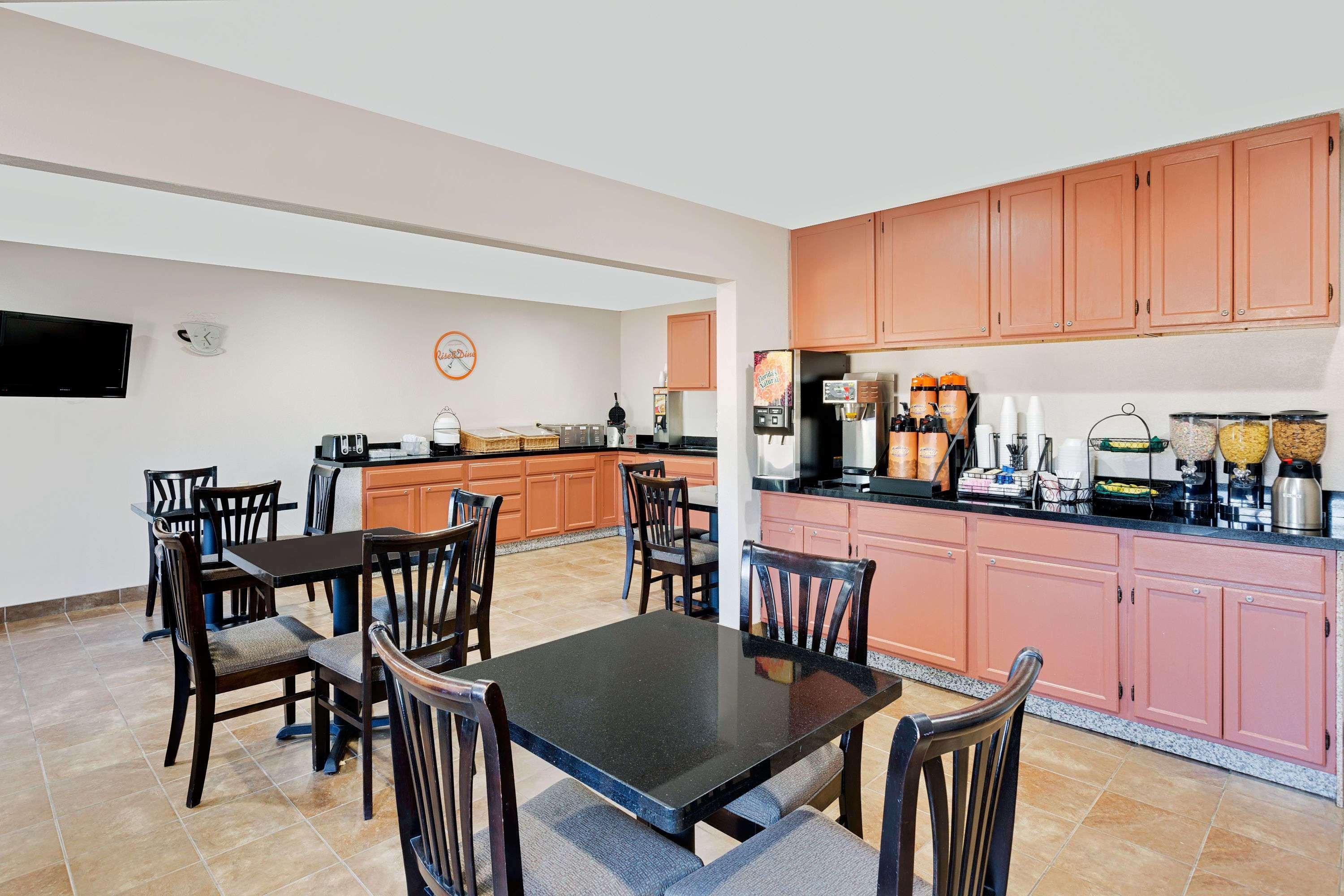 Howard Johnson By Wyndham Waterloo/Cedar Falls Ngoại thất bức ảnh