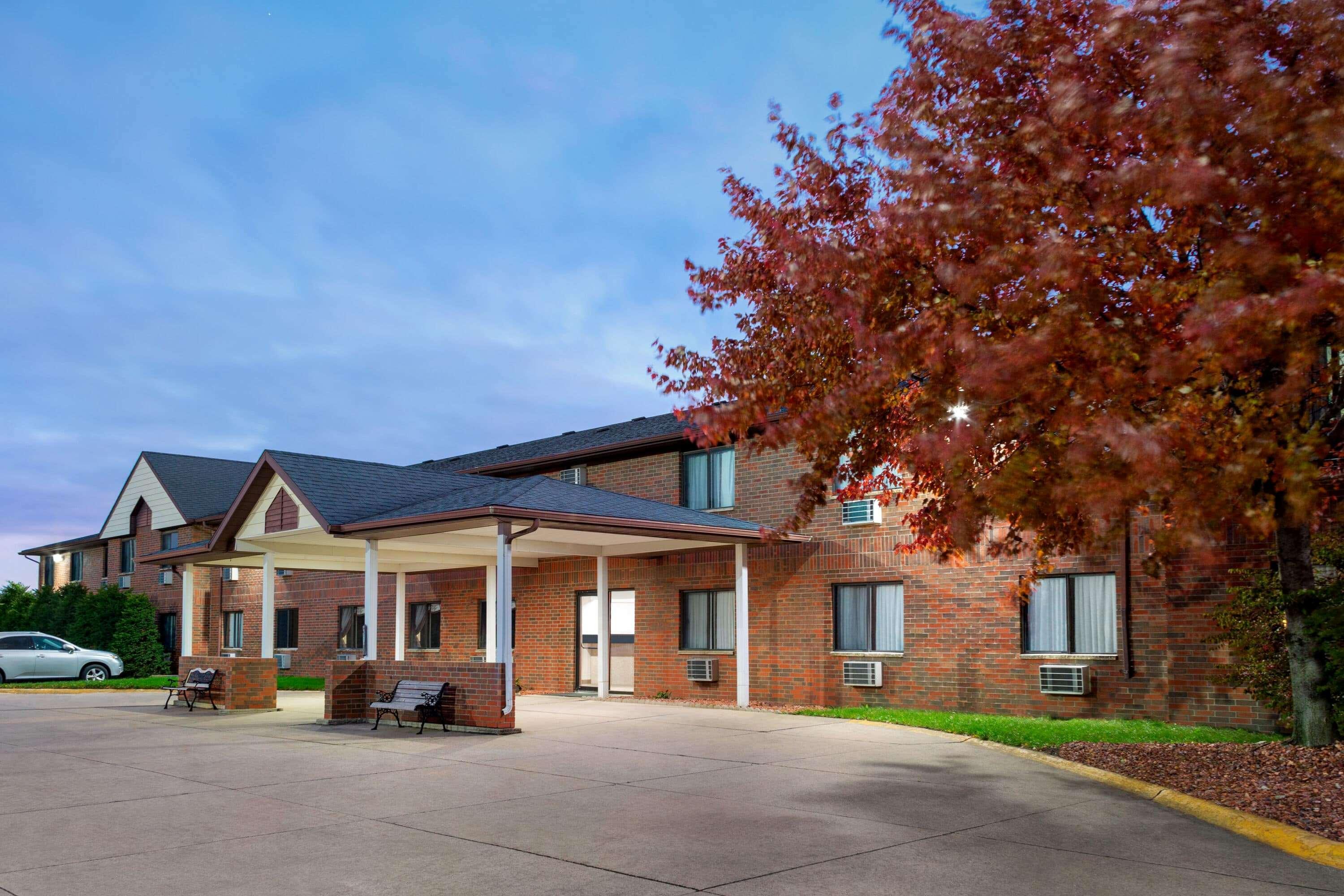 Howard Johnson By Wyndham Waterloo/Cedar Falls Ngoại thất bức ảnh