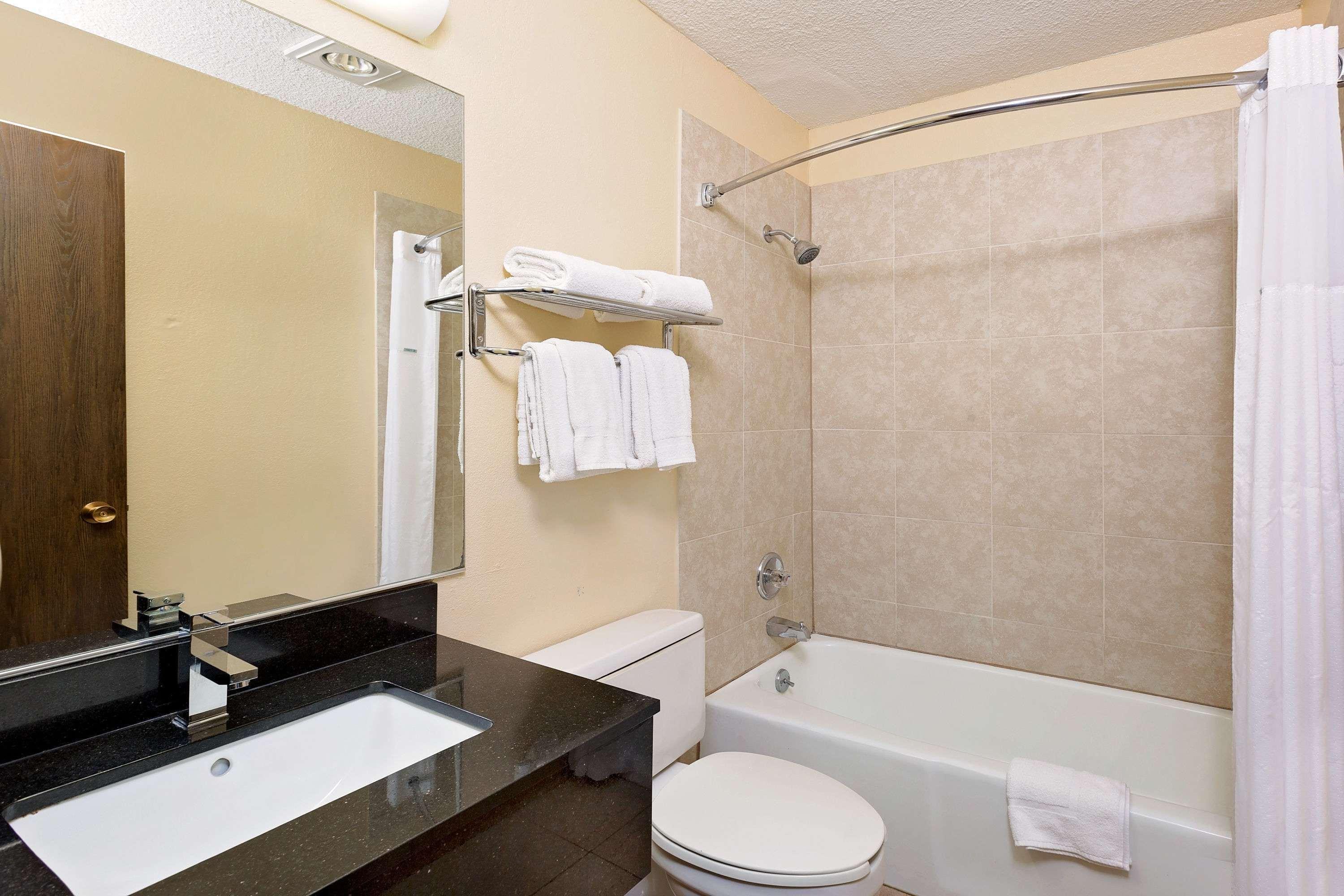 Howard Johnson By Wyndham Waterloo/Cedar Falls Ngoại thất bức ảnh