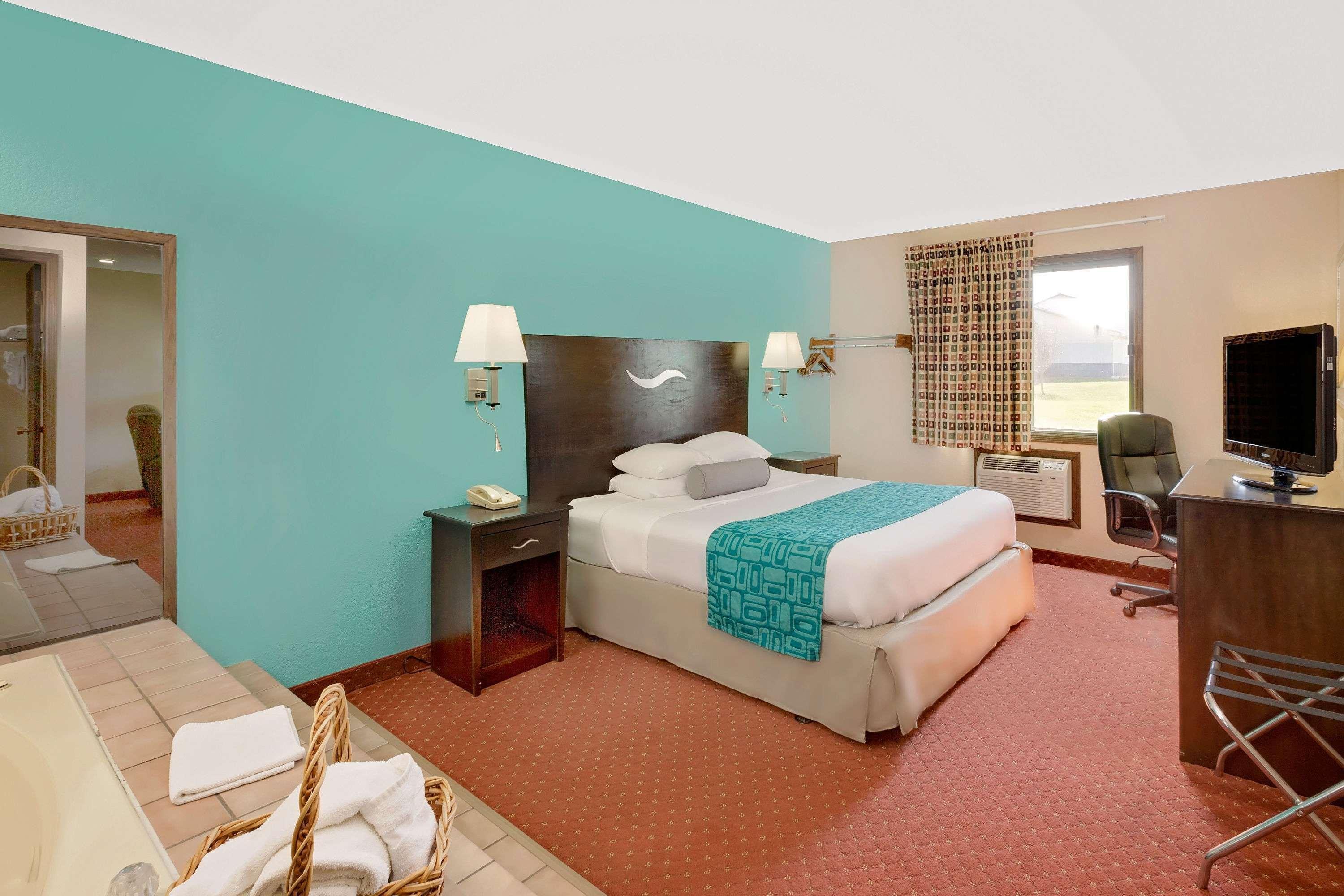 Howard Johnson By Wyndham Waterloo/Cedar Falls Ngoại thất bức ảnh