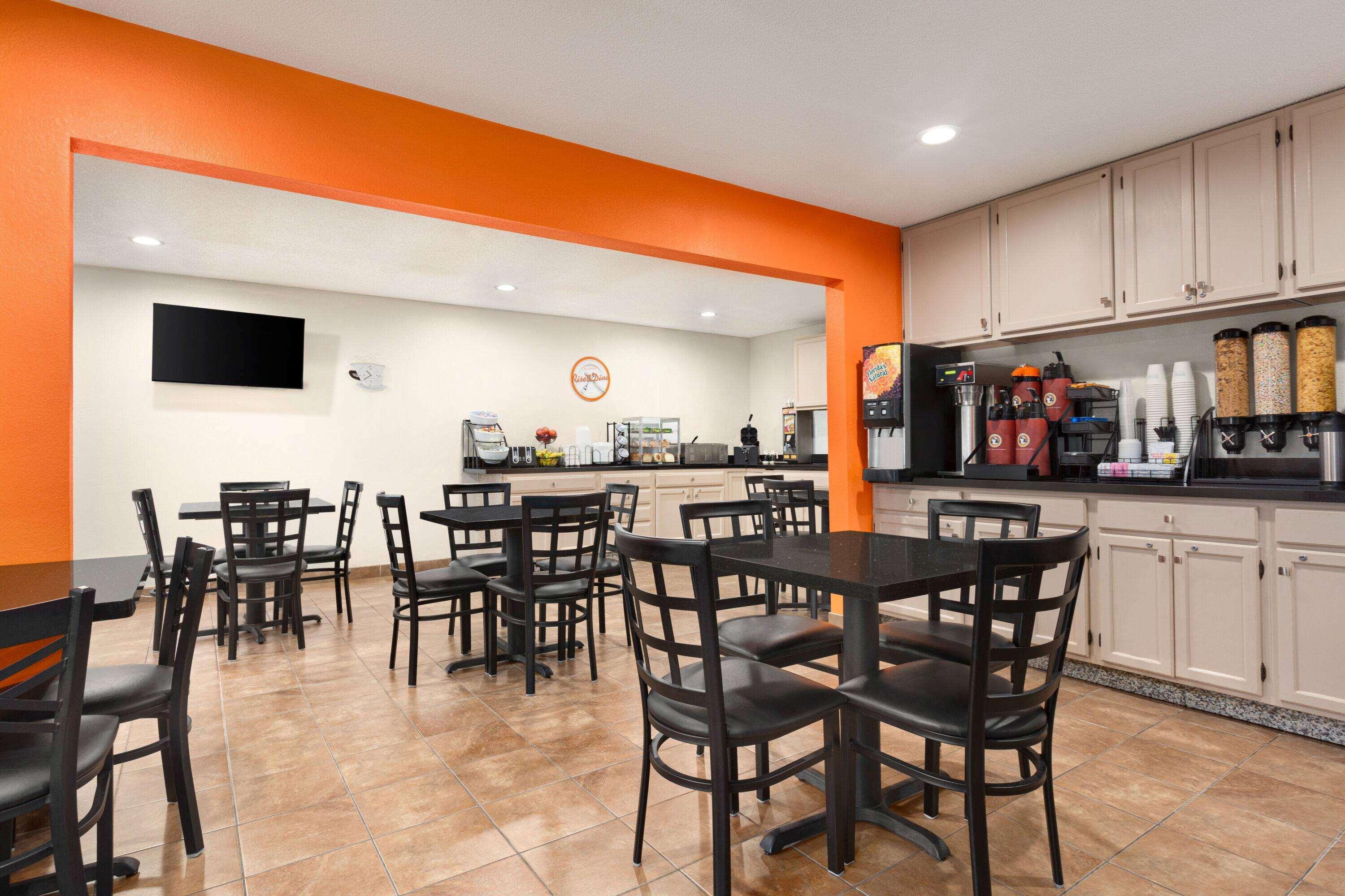 Howard Johnson By Wyndham Waterloo/Cedar Falls Ngoại thất bức ảnh