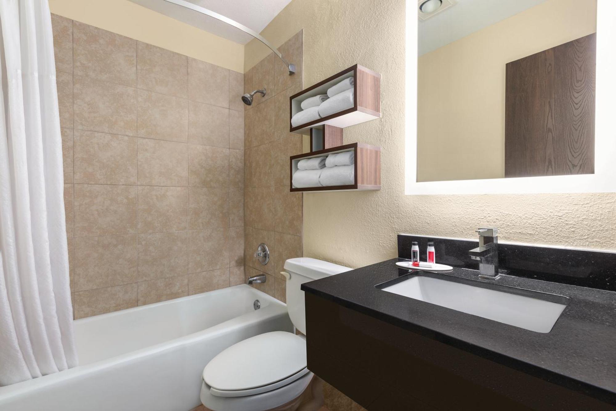 Howard Johnson By Wyndham Waterloo/Cedar Falls Ngoại thất bức ảnh